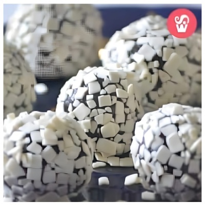 Bolas decorativas brancas com textura quadrada em superfície escura