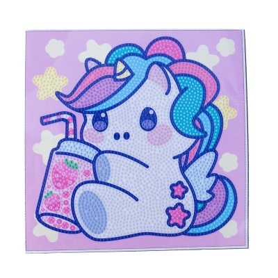 Toalha infantil quadrada com estampa de unicórnio colorido segurando copo com canudo.