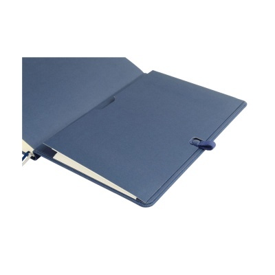 Caderno encadernado azul aberto com aba para cartão e laço para caneta
