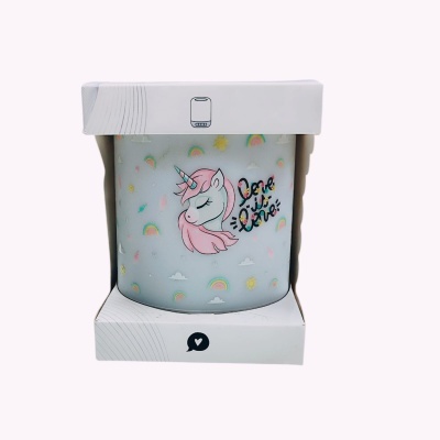 Vela decorativa com estampa de unicórnio cor-de-rosa e texto love is love