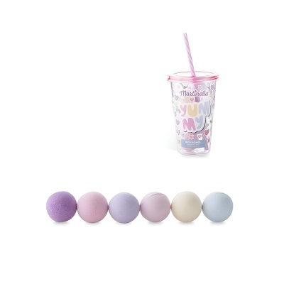 Copos ou bolas decorativas coloridas e copo com tampa e palhinha rosa