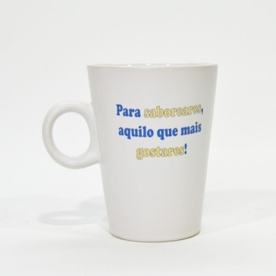 Caneca branca com texto colorido em português