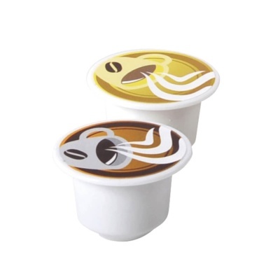 Dois copos brancos para café com tampas decoradas coloridas