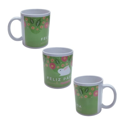 Canecas brancas com padrão verde, flores e coelho, texto feliz Páscoa madrinha.