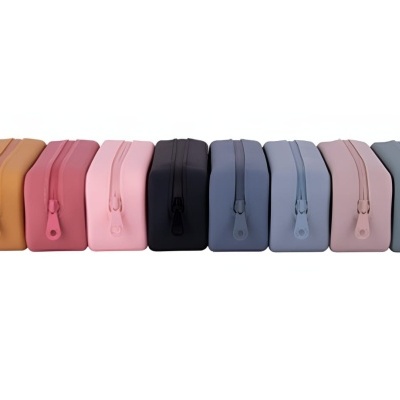 sete necessaires retangulares de tecido coloridas alinhadas