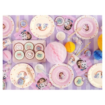 Mesa de festa infantil com pratos, copos, guardanapos, bolachas decoradas e decoração colorida.