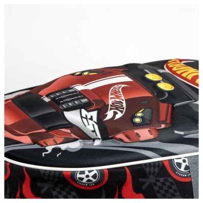 Mala escolar com estampa de carros Hot Wheels em vermelho, preto e branco com detalhes amarelos