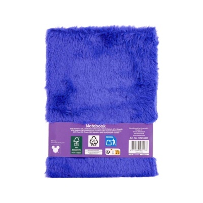 Caderno azul com capa peluda e faixa roxa com texto e códigos