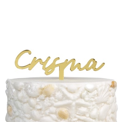 Topo de bolo dourado com palavra Crisma em bolo branco decorado com conchas