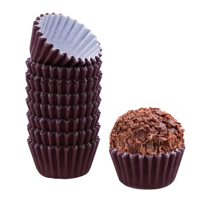 Forminhas de papel castanhas empilhadas e brigadeiro com lascas de chocolate