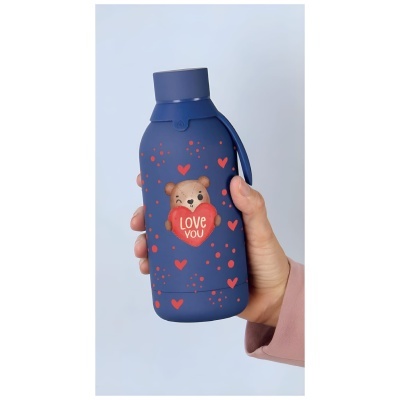 Garrafa azul com ursinho e LOVE YOU segurada por mão com manga rosa claro