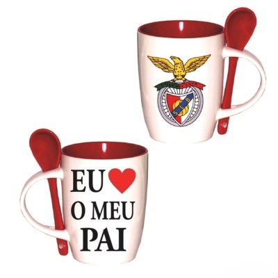 Duas canecas brancas com interior e colher vermelhos, texto e emblema do SL Benfica.