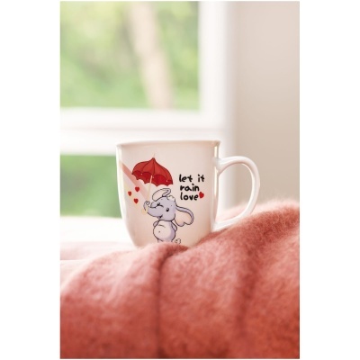 Caneca branca com ilustração de coelho e guarda-chuva vermelho