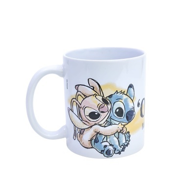 Caneca branca com personagens Stitch e Angel da Disney em estilo cartoon