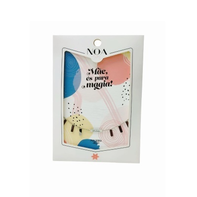 Cartão com mensagem para mãe com padrão abstrato colorido na embalagem