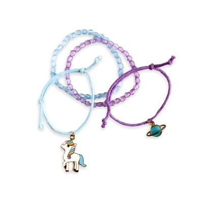 Duas pulseiras coloridas com pendentes de unicórnio e planeta
