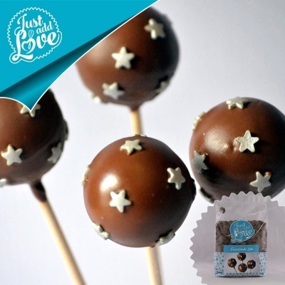 Cake pops de chocolate com estrelas prateadas em paus de madeira