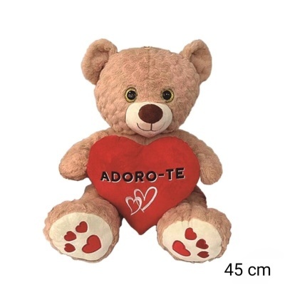 Urso de peluche castanho claro com coração vermelho com texto ADORO-TE