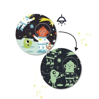 Ilustração infantil de animais astronautas colorida e a brilhar no escuro