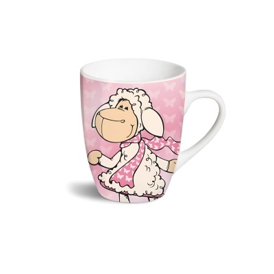 Caneca de cerâmica branca com ovelha desenhada e fundo rosa com borboletas