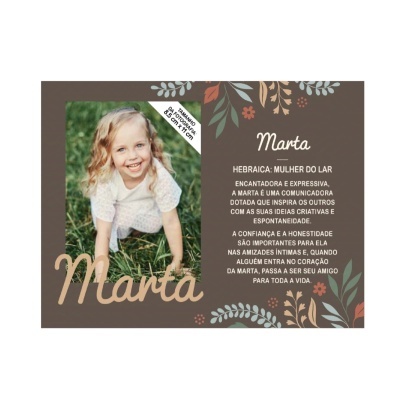Cartão personalizado com foto de menina e texto sobre o nome Marta em fundo castanho com flores.