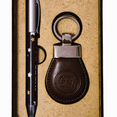 Conjunto presente caneta preta com estrelas e porta-chaves em couro castanho em caixa de madeira