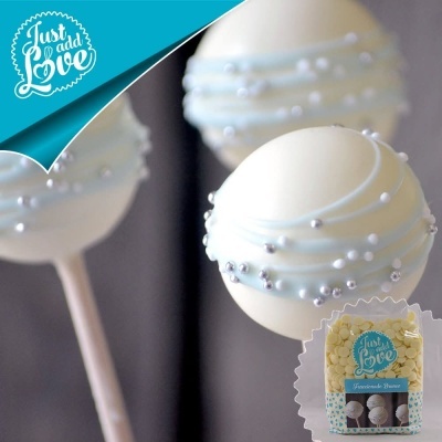 Cake pops decorados com chocolate branco e açúcar prateado e pacote de chocolate Just Add Love