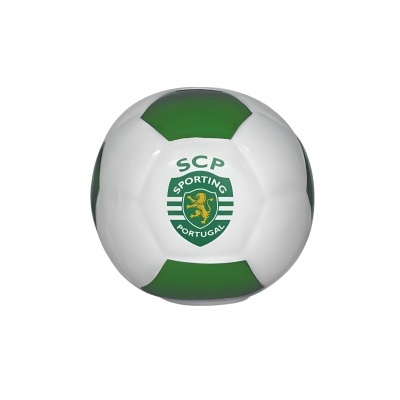 Bola de futebol branca e verde com emblema do Sporting Portugal