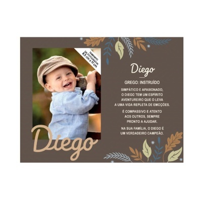 Cartão com foto de bebé e texto sobre o nome Diego com decoração de folhas coloridas