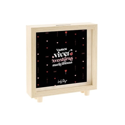 Caixa de madeira decorativa com texto e corações em fundo preto