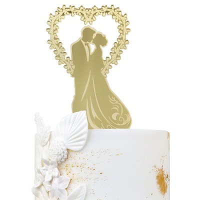 Topo de bolo de casamento dourado com casal e coração floral