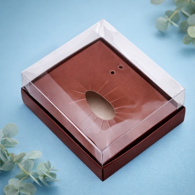 Caixa castanha com tampa plástica transparente e recorte oval interno