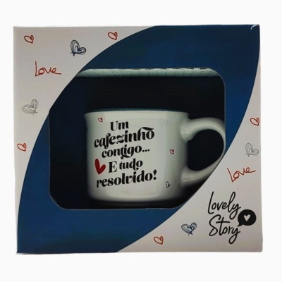 Caneca branca com texto em caixa azul e branca decorada com corações.