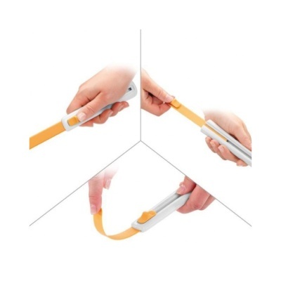 Medidor de fitas flexível branco e laranja sendo manuseado por mãos em três ângulos diferentes