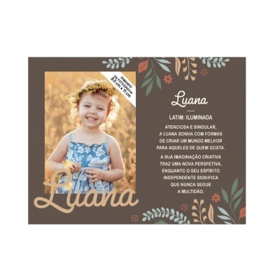 Fotografia de menina sorridente ao ar livre com vestido azul, junto a texto de significado do nome Luana