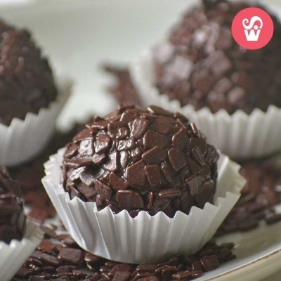 Brigadeiro coberto com flocos de chocolate em forminha branca