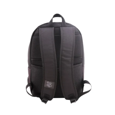 Mochila preta vista de costas com alças acolchoadas e logotipo branco