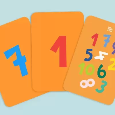 Três cartas laranja com números coloridos e texto THE HAPPY GANG