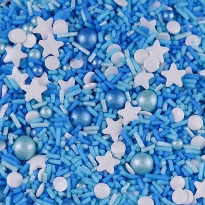 Mistura colorida de confeitos azul, branco e prateado para decoração