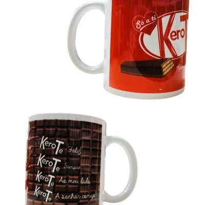 Duas canecas brancas com imagens e texto relacionados a chocolate Kero