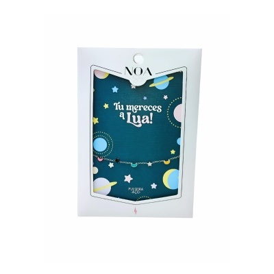 Colar prateado com estrelas em embalagem branca com texto 'Tu mereces a Lua!'