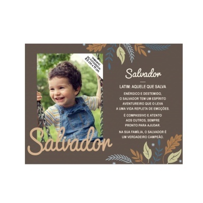 Cartaz decorativo com fotografia de criança sorridente e texto em português sobre o nome Salvador