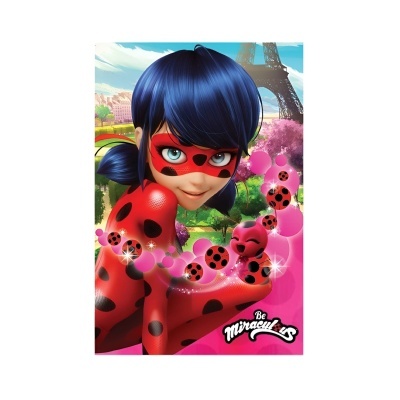 Personagem animado vestido com fato de joaninha e máscara, fundo com Torre Eiffel e flores