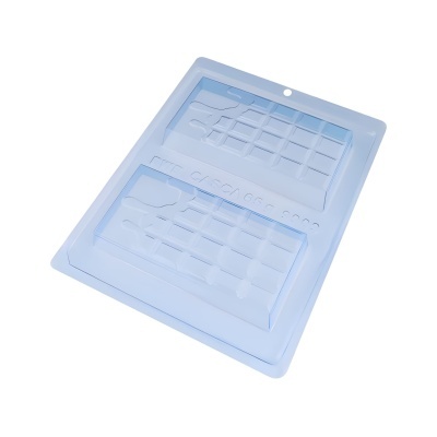 molde azul de plástico para chocolates com formas retangulares