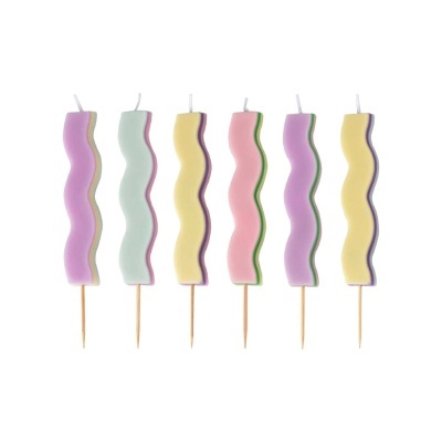 Seis velas onduladas coloridas em tons pastel com base de madeira