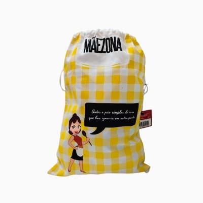 Saco de pano xadrez amarelo e branco com texto e ilustração de mulher com microfone.
