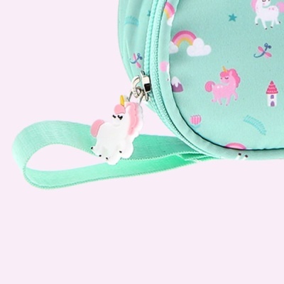 Mala verde-água com padrão de unicórnios cor-de-rosa e pendente de unicórnio