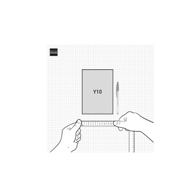 Caderno cinzento com texto Y10, caneta e mãos a medir com régua transparente sobre fundo quadriculado.