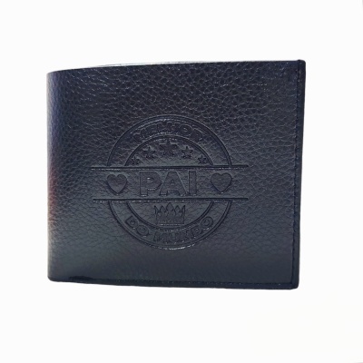 Carteira de pele preta com gravação em relevo com texto 'PAI' e símbolos decorativos.