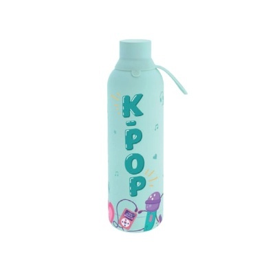Garrafa de água azul clara com desenhos de microfone, auriculares e palavra K-POP